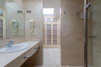 A bathroom at Tauro Villas Deluxe