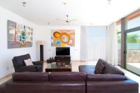 A seating area at Tauro Villas Deluxe