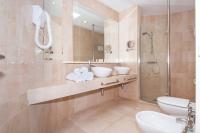 A bathroom at Tauro Villas Deluxe