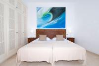 A bed or beds in a room at Tauro Villas Deluxe
