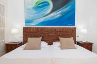 A bed or beds in a room at Tauro Villas Deluxe