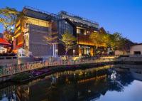 un edificio al lado de un río por la noche en The Yun Collection Guangzhou Yong Qing Fang, en Guangzhou