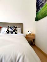Netflix-Seaview-SunsetView-PuteriBeach-Mutiara Beach Resort Melakaにあるベッド