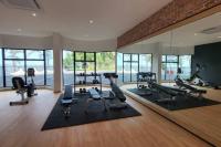 Netflix-Seaview-SunsetView-PuteriBeach-Mutiara Beach Resort Melakaにあるフィットネスセンターまたはフィットネス設備