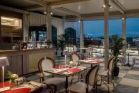 Un restaurante con mesas y sillas y un mostrador. en Trastevere Roma | UNA Esperienze, en Roma