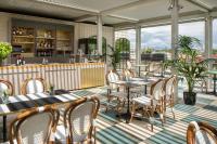 Un restaurante con mesas y sillas en un patio. en Trastevere Roma | UNA Esperienze, en Roma