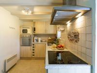 Una cocina o zona de cocina en Holiday Home L&#39;Iroise by Interhome
