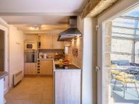 Una cocina o zona de cocina en Holiday Home L&#39;Iroise by Interhome
