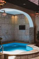 una piscina en una habitación con un arco en Riad Zyna, en Meknès