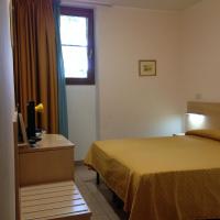 Łóżko lub łóżka w pokoju w obiekcie Hotel Johnson