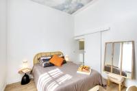 - une chambre avec un lit et une fenêtre dans l&#39;établissement Bright 30 m near the Place de la Comédie, à Montpellier
