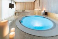 Televízia a/alebo spoločenská miestnosť v ubytovaní Hotel Lajadira & Spa