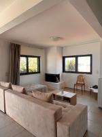 Televízia a/alebo spoločenská miestnosť v ubytovaní Panorama Village Hotel