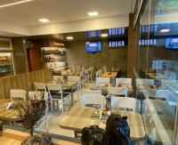 un ristorante con tavoli e sedie di Hotel Pousada Posto Carvalho a Campo Formoso