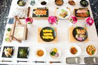 einen Tisch mit Teller mit Speisen und Vorspeisen in der Unterkunft Hotel Montoview Yonezawa in Yonezawa