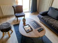 a living room with a coffee table and a couch at La Maison du Bonheur - Logement entier de 39 m2 in Bourg-en-Bresse