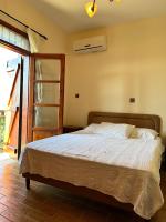 Postel nebo postele na pokoji v ubytování Villa Saint George Stone Costa Demetriou