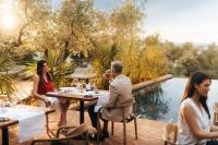 斯塔里格勒Maslina Resort的一群人坐在桌旁