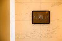 横浜市にあるザ・カハラ・ホテル＆リゾート横浜の部屋の壁時計