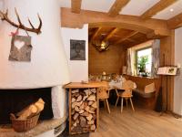 オフターシュヴァングにあるLandhotel Alphornのダイニングルーム(暖炉、ダイニングテーブル付)