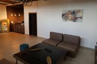 una sala de estar con un sofá y una mesa en Hotel Hiserra, en Prizren