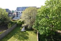 an overhead view of a garden with a bench and trees at Le Maginot, 1 chambre, garage, terrasse in Rennes