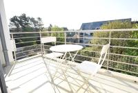 two white chairs and a table on a balcony at Le Maginot, 1 chambre, garage, terrasse in Rennes