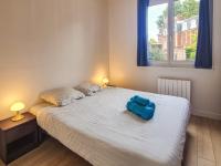 a bedroom with a bed with a blue bag on it at Cosy&#39;Appart - LE SAINT MAUR in Rouen