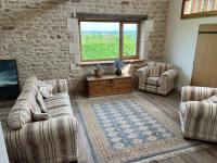 Część wypoczynkowa w obiekcie Beautifully renovated Farmhouse with private pool