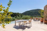 Un patio con mesa y sillas y una piscina. en Villa Nai 3.3, en Žman