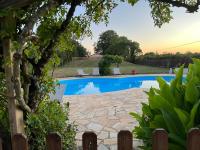 Basen w obiekcie Beautifully renovated Farmhouse with private pool lub w pobliżu