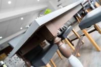 Una mesa y sillas en una habitación con una mesa. en Logis Hôtel La crémaillère, en Hagetmau