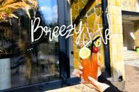 una persona sosteniendo una zanahoria con un limón y una cereza en Breezy Hotel, en Valbonë