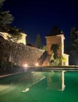Bazén v ubytovaní Castle in the beautiful French countryside with all modern comfort alebo v jeho blízkosti