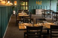 Restaurace v ubytování Highlands Suites Hotel and Apartments