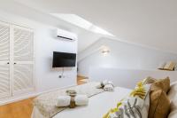 Televízia a/alebo spoločenská miestnosť v ubytovaní Duplex Haven