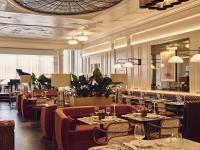 een restaurant met tafels en stoelen en een plafond bij InterContinental Edinburgh The George by IHG in Edinburgh