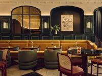 een restaurant met een bank en tafels en stoelen bij InterContinental Edinburgh The George by IHG in Edinburgh
