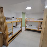 Zimmer mit 3 Etagenbetten in der Unterkunft SPNI Eilat Field School in Eilat