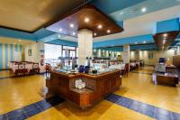 Un restaurante con un bar en medio de una habitación. en Bellevue Belsana, en Portocolom