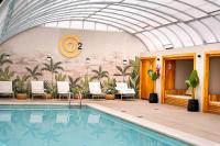 una piscina en un hotel con sillas y techo en O2 Hotel Mar del Plata, en Mar del Plata