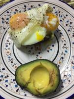 un piatto con un uovo e un avocado sopra di Tamalou Djerba a Midoun