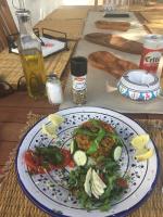 un piatto di cibo su un tavolo con insalata di Tamalou Djerba a Midoun