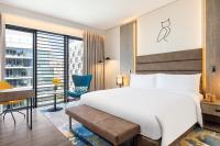 Postel nebo postele na pokoji v ubytování voco Dubai The Palm by IHG