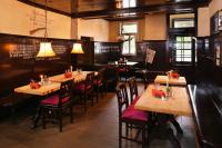 een restaurant met tafels en stoelen in een kamer bij Hotel Sächsischer Hof in Meiningen