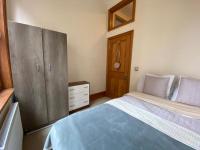 Postel nebo postele na pokoji v ubytování Elgin Avenue Hububb Stay