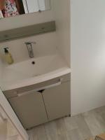 ein Bad mit einem Waschbecken und einem Spiegel in der Unterkunft Paisible in Agde