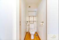 a bathroom with a white toilet in a room at Le Mykonos¶ Gare¶ 2Garages ¶Jardin ¶Spacieux in Grenoble