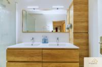 a bathroom with a sink and a mirror at Le Mykonos¶ Gare¶ 2Garages ¶Jardin ¶Spacieux in Grenoble
