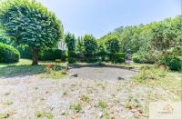 a garden with a circle in the middle at Le Mykonos¶ Gare¶ 2Garages ¶Jardin ¶Spacieux in Grenoble